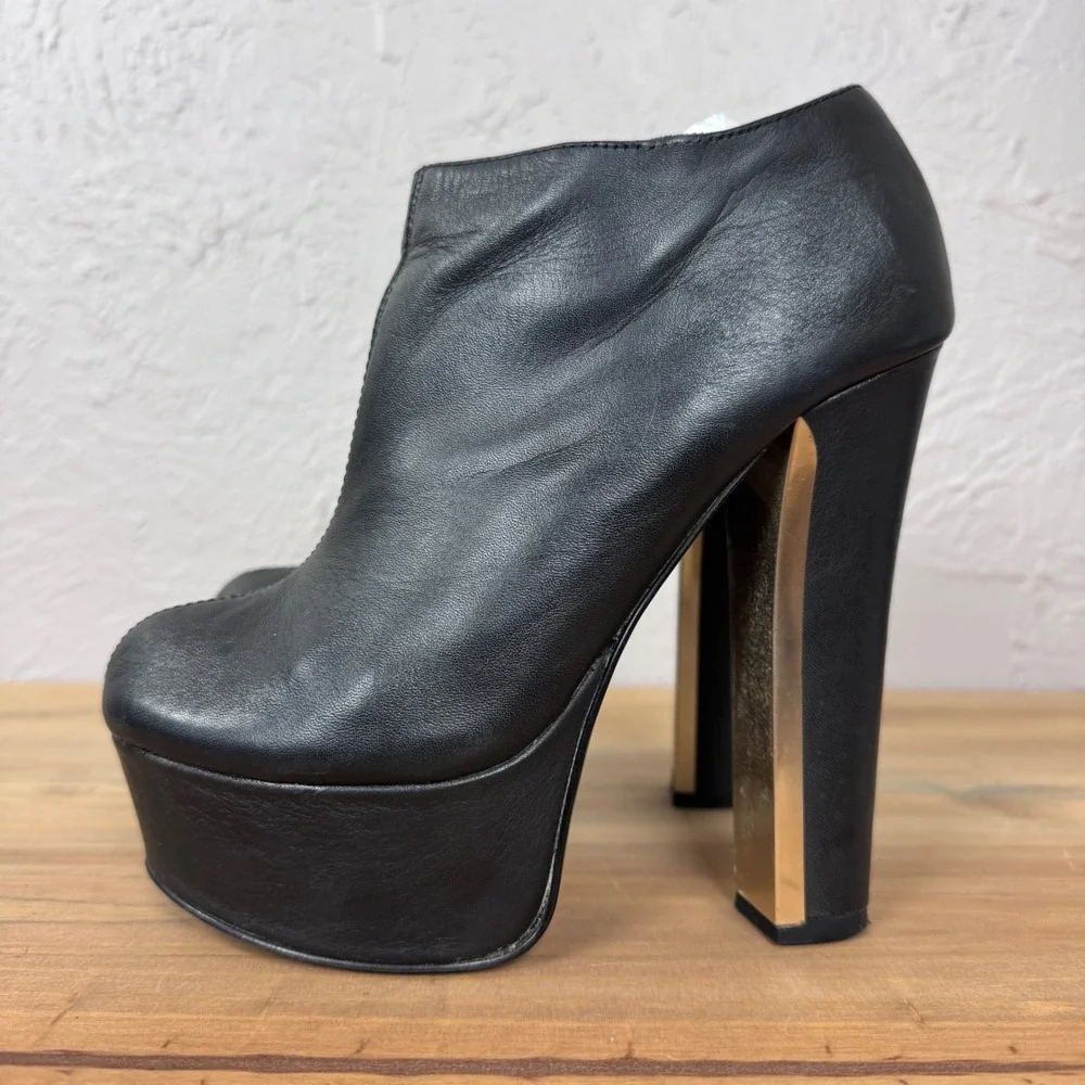 2010s Tumblr grunge girl black leather platform booties Zigi Soho size 6